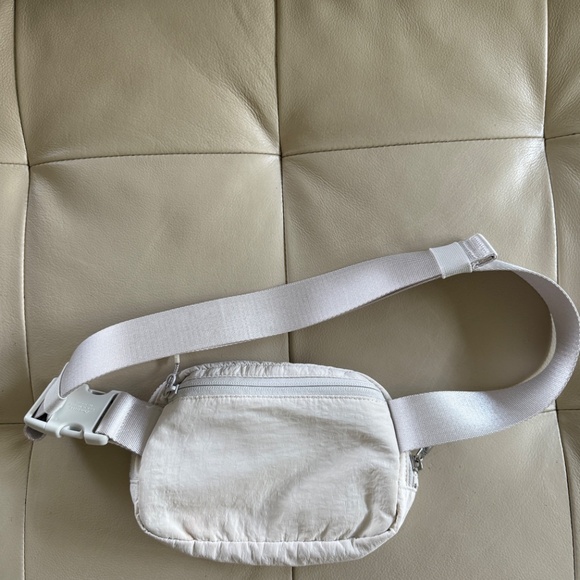 Lululemon Athletica Everywhere Belt Bag 1L Off White Opal Light Ivory - Picture 4 of 7